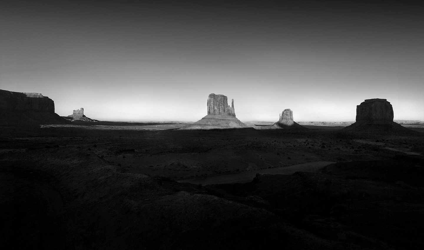 Monument-Valley-Utah-America-black-and-white-monochrome-Photography-Lindsay_Robertson