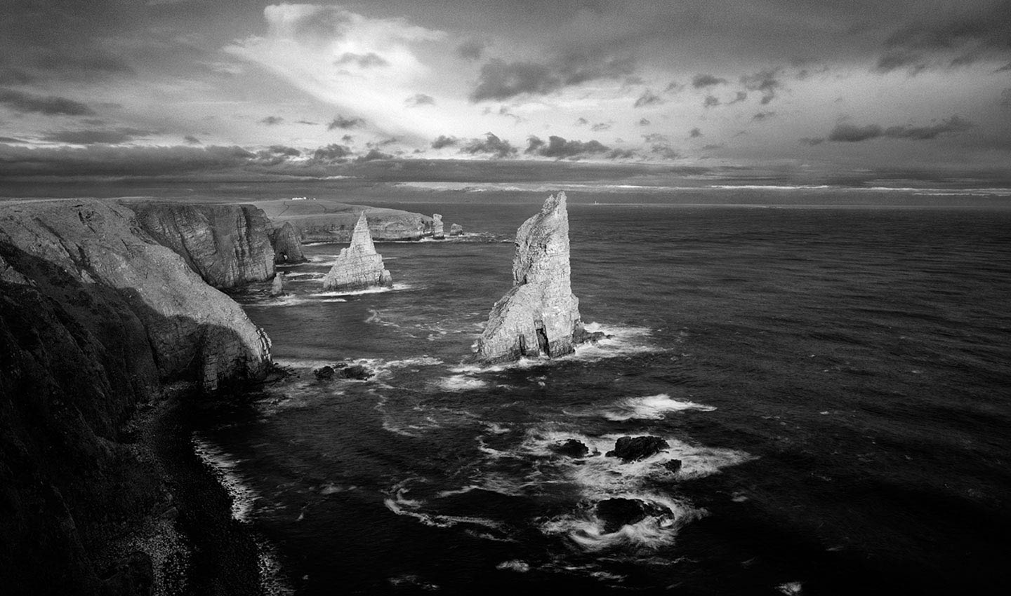 Duncansby-Head_John-o-groats-Scotland-black_and_white-mono-sea-stacks-Photography-Lindsay_Robertson